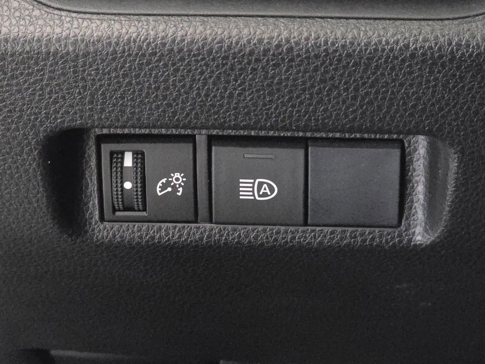 Used 2019 Toyota RAV4 XLE FWD image 33
