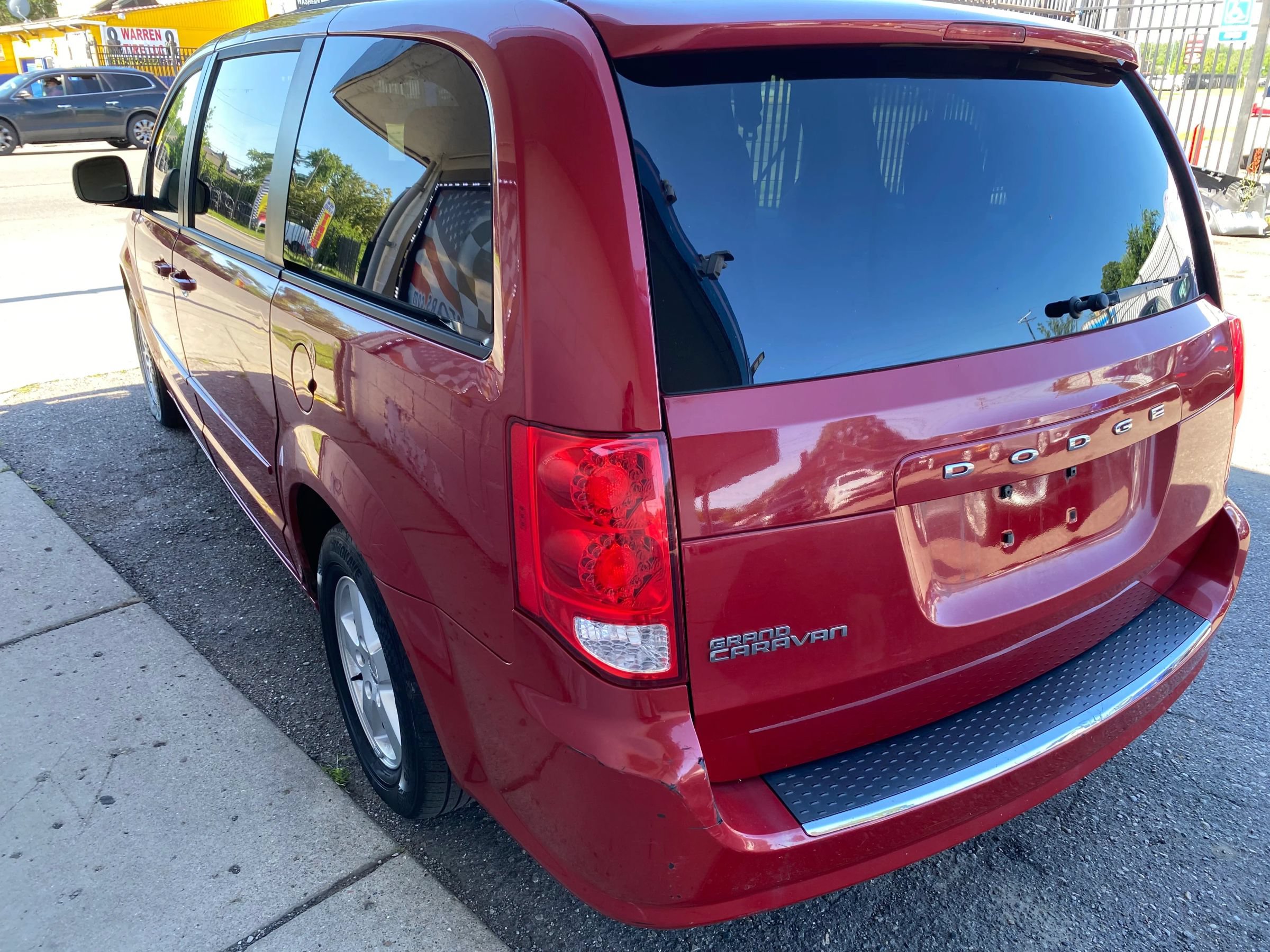 Used 2012 Dodge Grand Caravan SXT FWD image 2