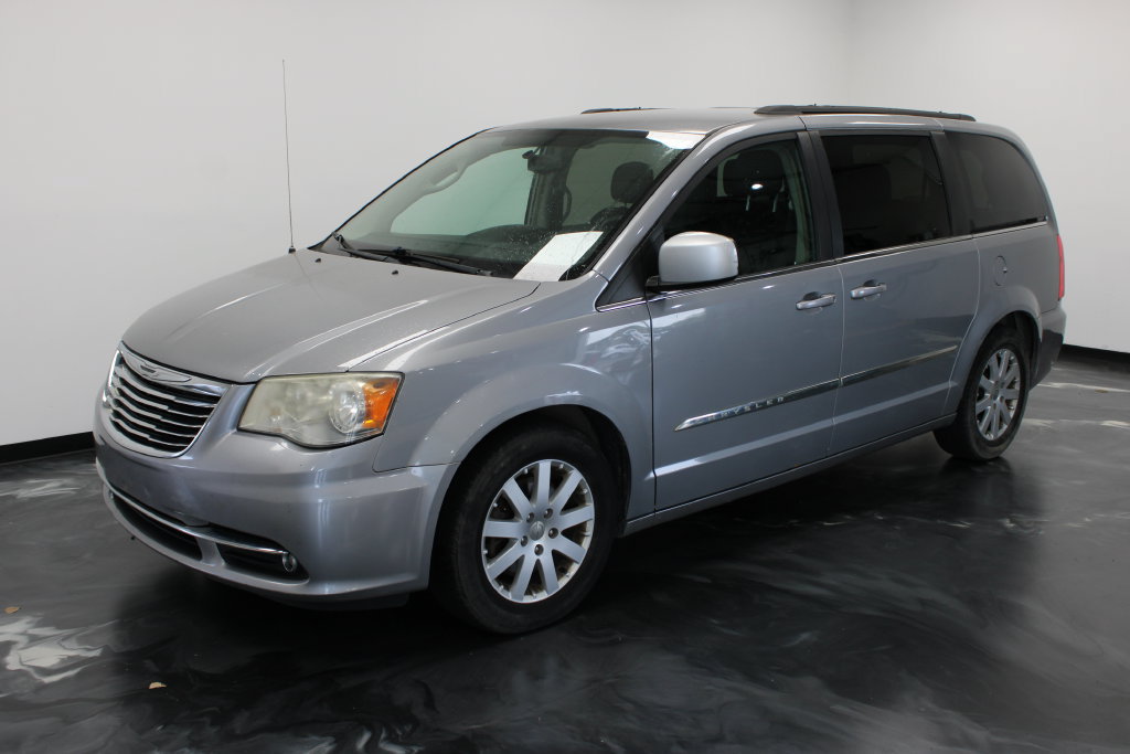 Used 2014 Chrysler Town & Country Touring FWD image 23