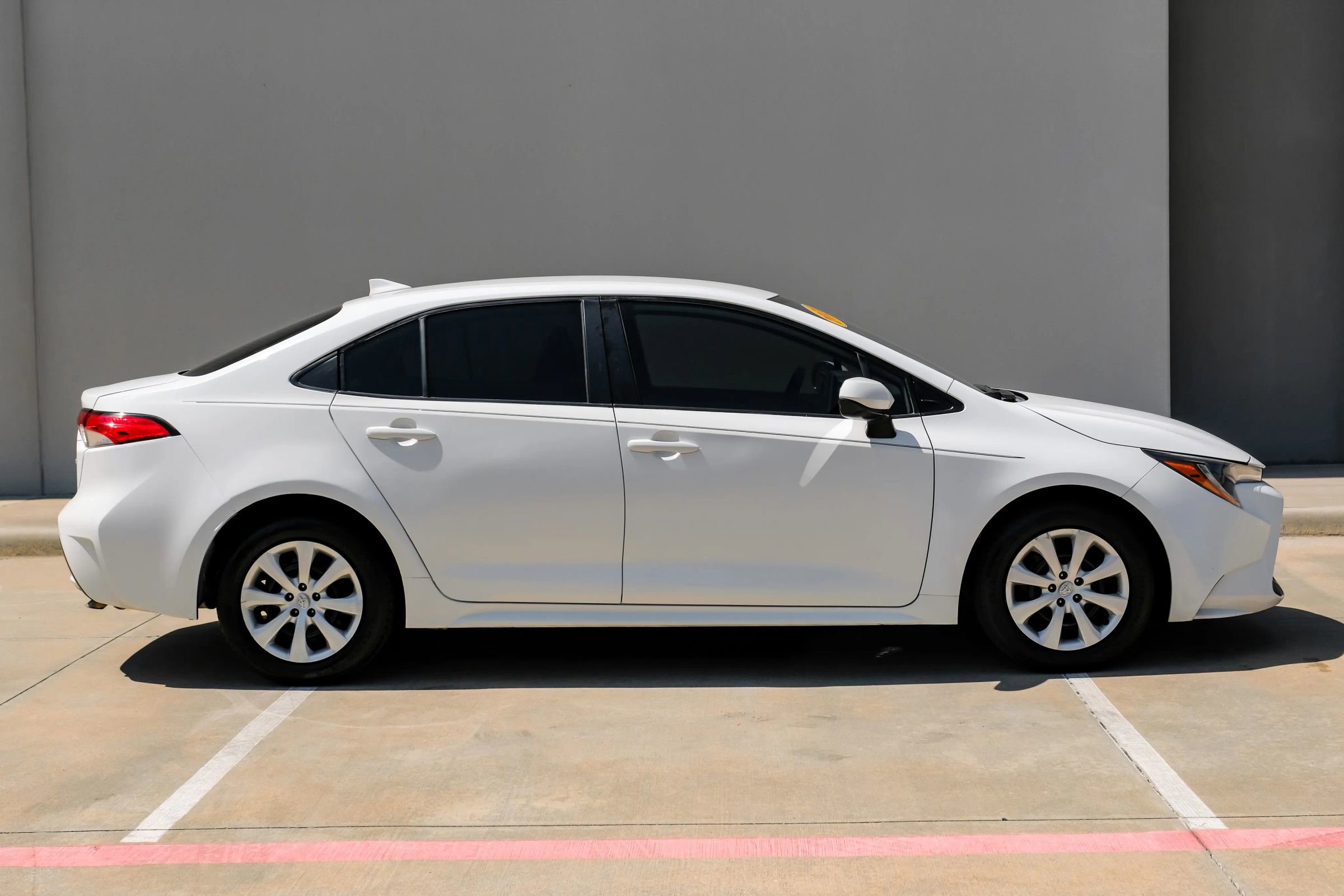 Used 2021 Toyota Corolla LE image 2