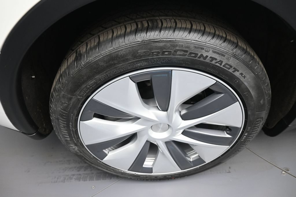 Used 2024 Tesla Model Y Long Range AWD/4WD image 13