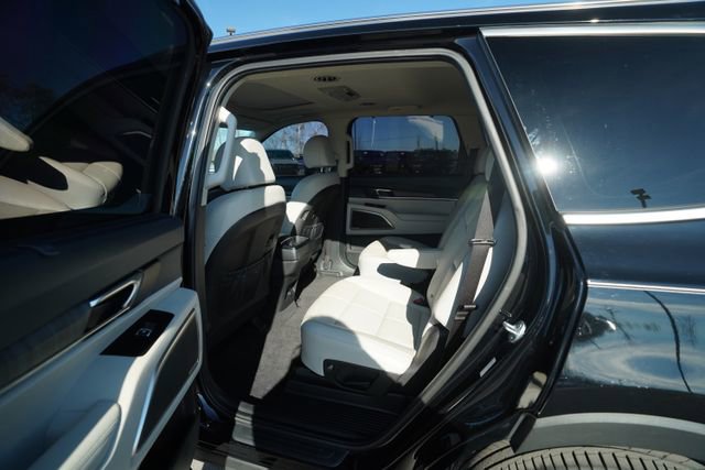 Used 2024 Kia Telluride EX w/ EX Captain's Chair Package image 15