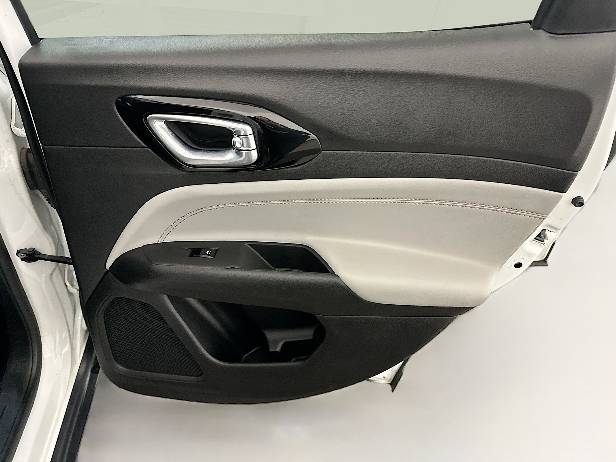 Used 2025 Jeep Compass Limited image 30