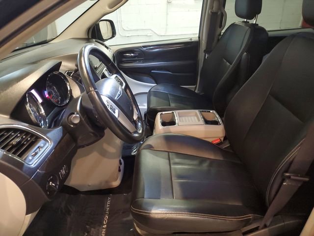 Used 2016 Chrysler Town & Country Touring image 13