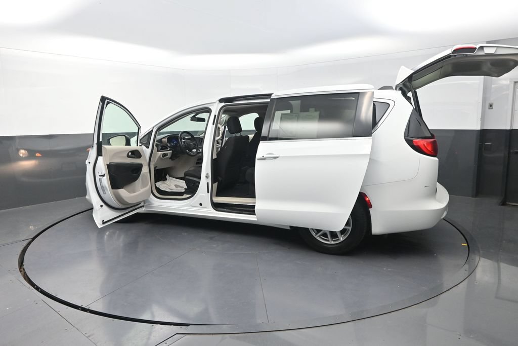 Used 2022 Chrysler Voyager LX FWD image 35