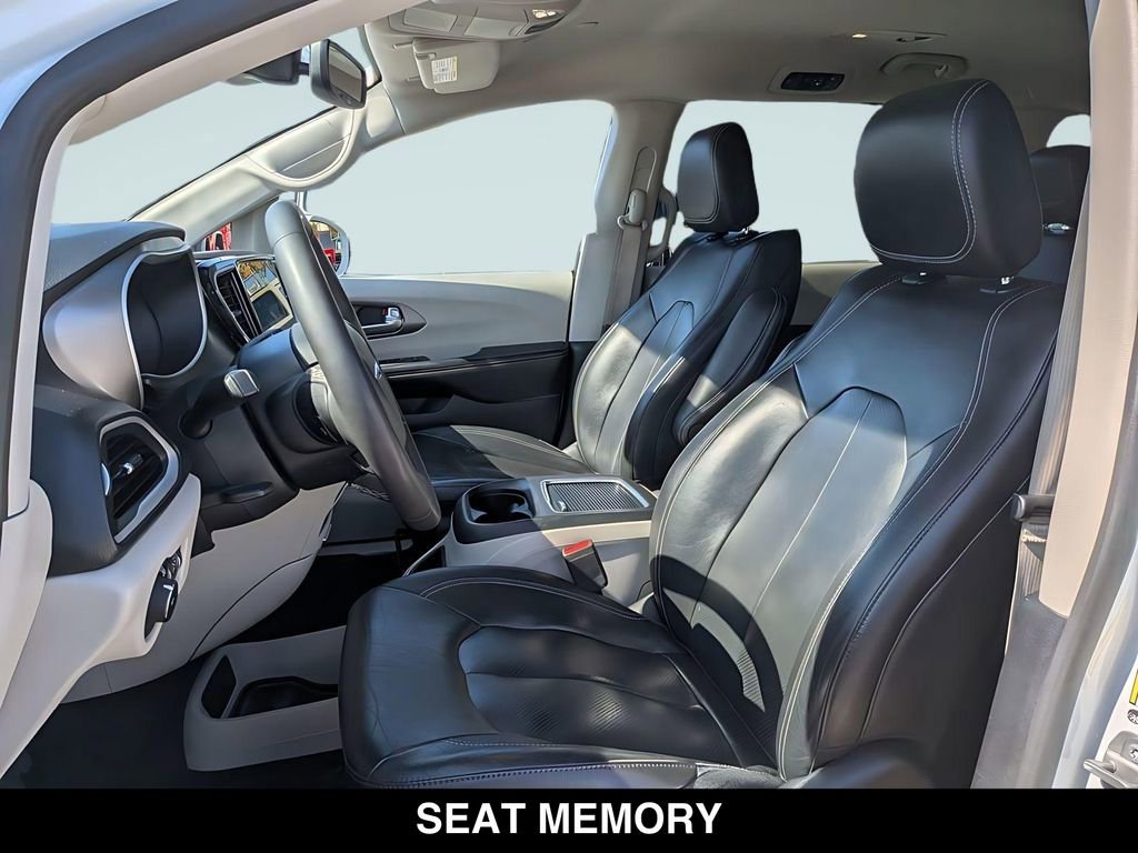 Used 2022 Chrysler Pacifica Touring-L FWD image 13