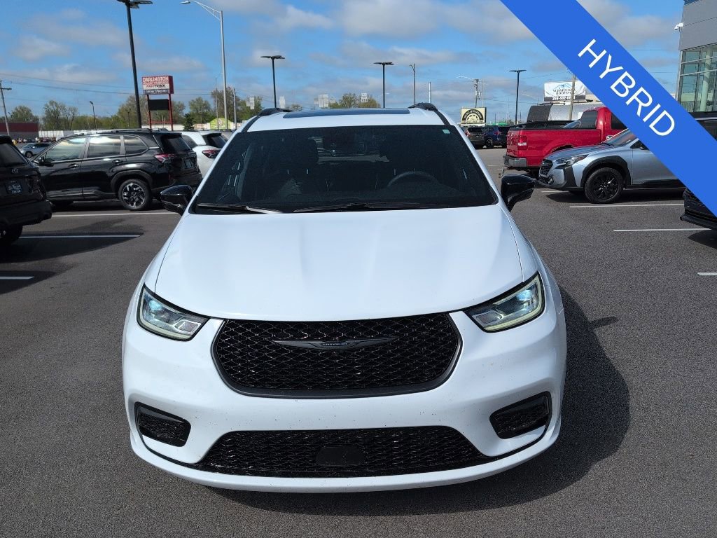 Used 2024 Chrysler Pacifica Premium FWD image 2