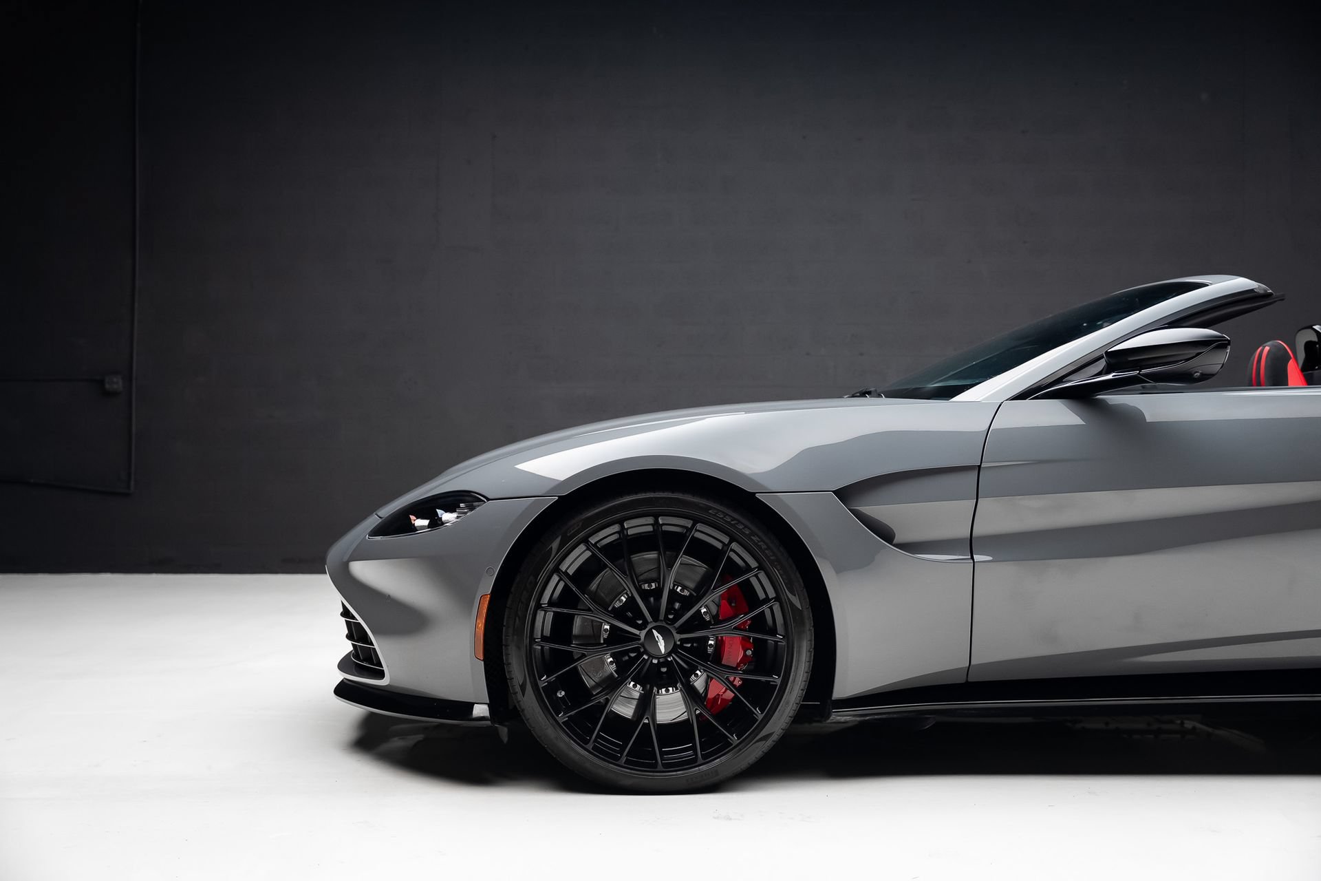 Used 2023 Aston Martin V8 Vantage Roadster RWD image 20