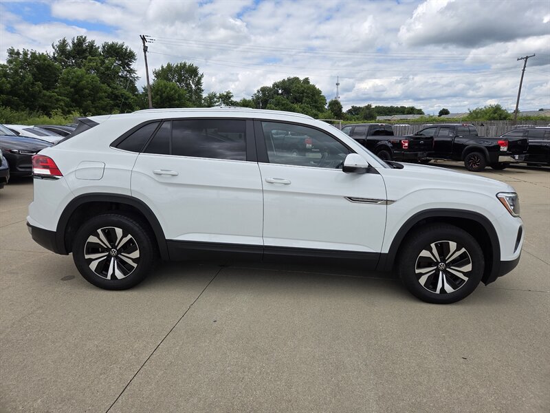 Used 2024 Volkswagen Atlas Cross Sport SE AWD/4WD image 2