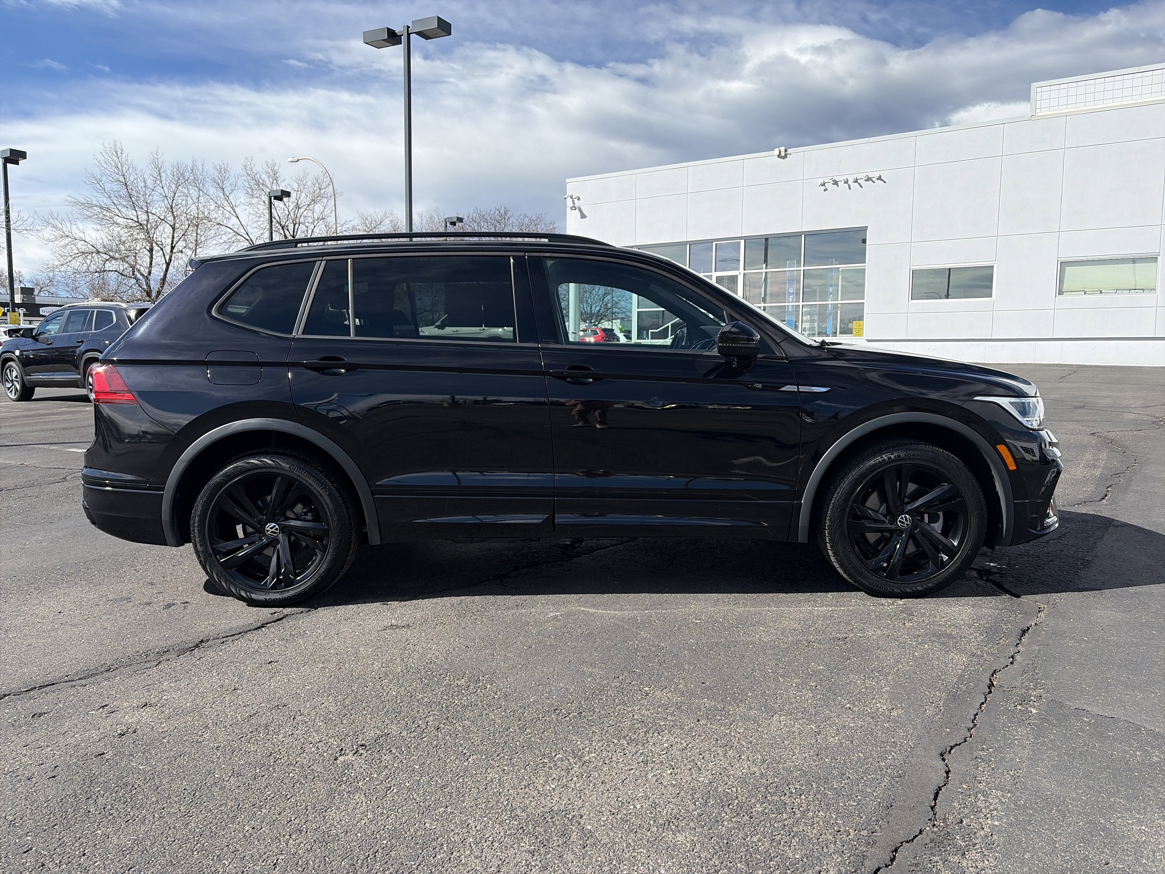 Certified 2023 Volkswagen Tiguan SE R-Line image 4