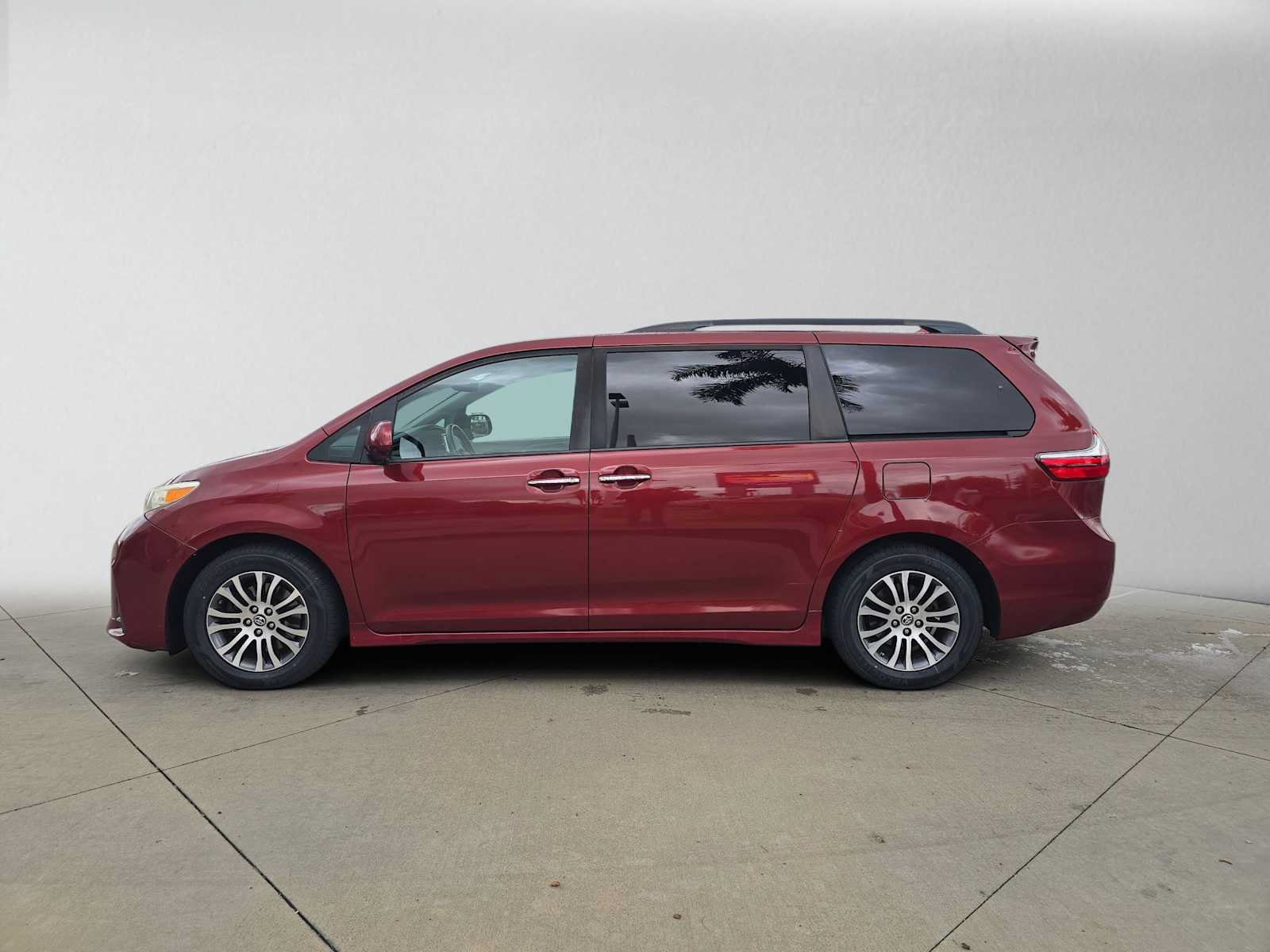 Used 2019 Toyota Sienna XLE FWD image 6