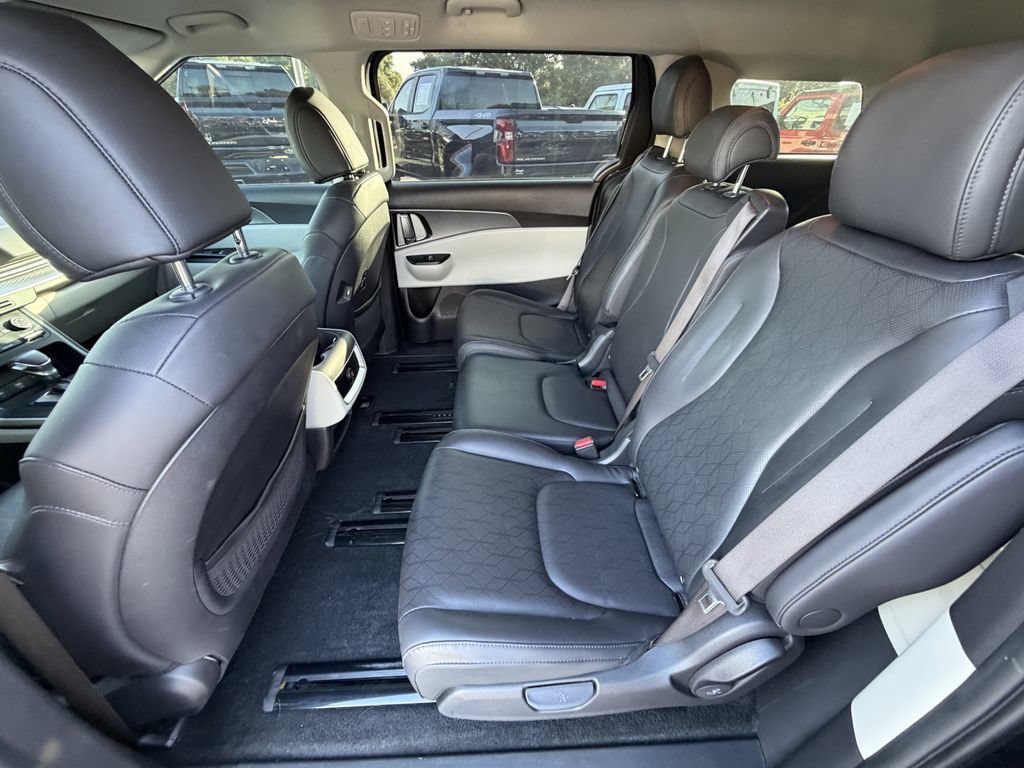 Certified 2024 Kia Carnival LX FWD image 12