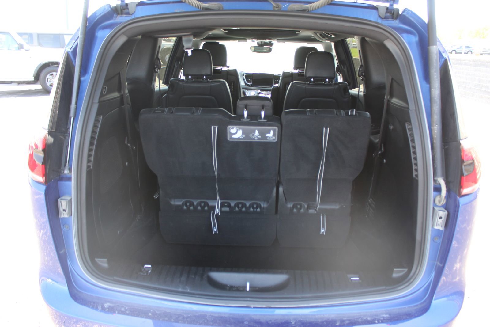 Used 2021 Chrysler Pacifica Touring-L w/ Uconnect Theater Family Group FWD image 17