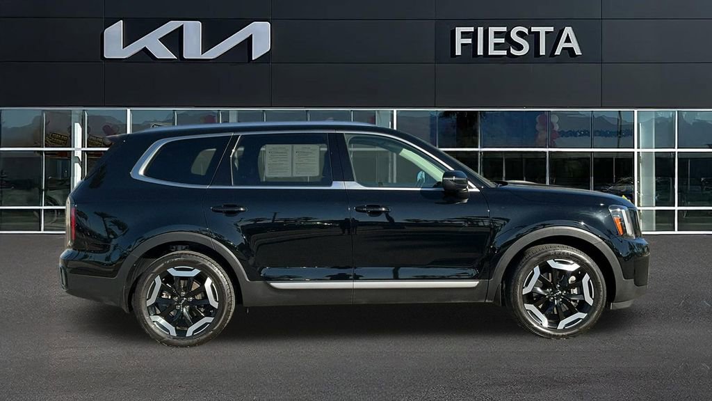 Used 2024 Kia Telluride EX w/ EX Captain's Chair Package FWD image 6