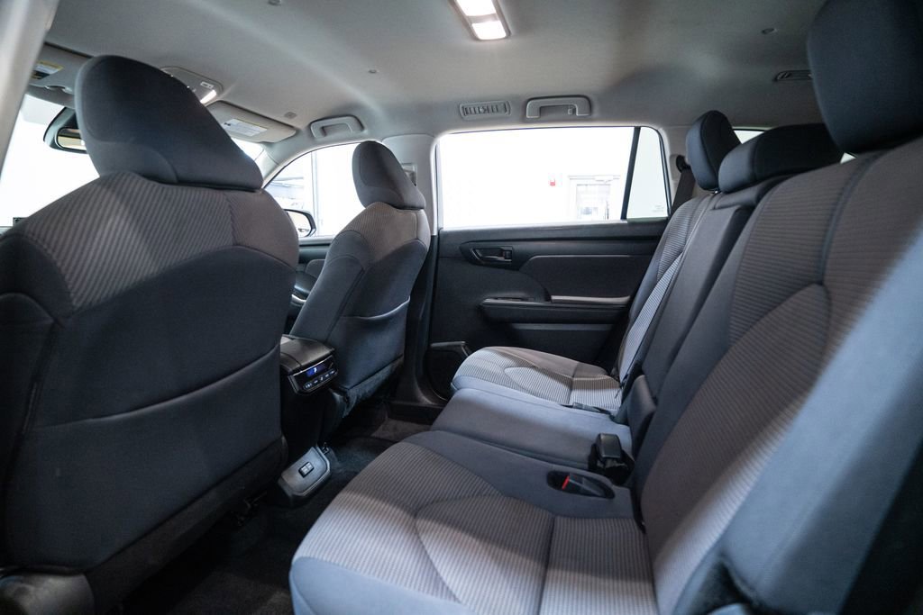 Used 2024 Toyota Highlander LE AWD/4WD image 32