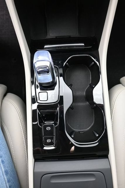 Used 2024 Volvo XC40 B5 Plus AWD/4WD image 11