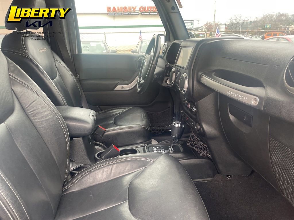 Used 2017 Jeep Wrangler Unlimited Sahara w/ Connectivity Group image 9