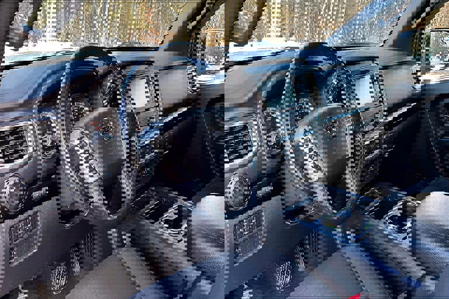 Used 2019 Nissan Titan SV w/ SV Convenience Package image 17