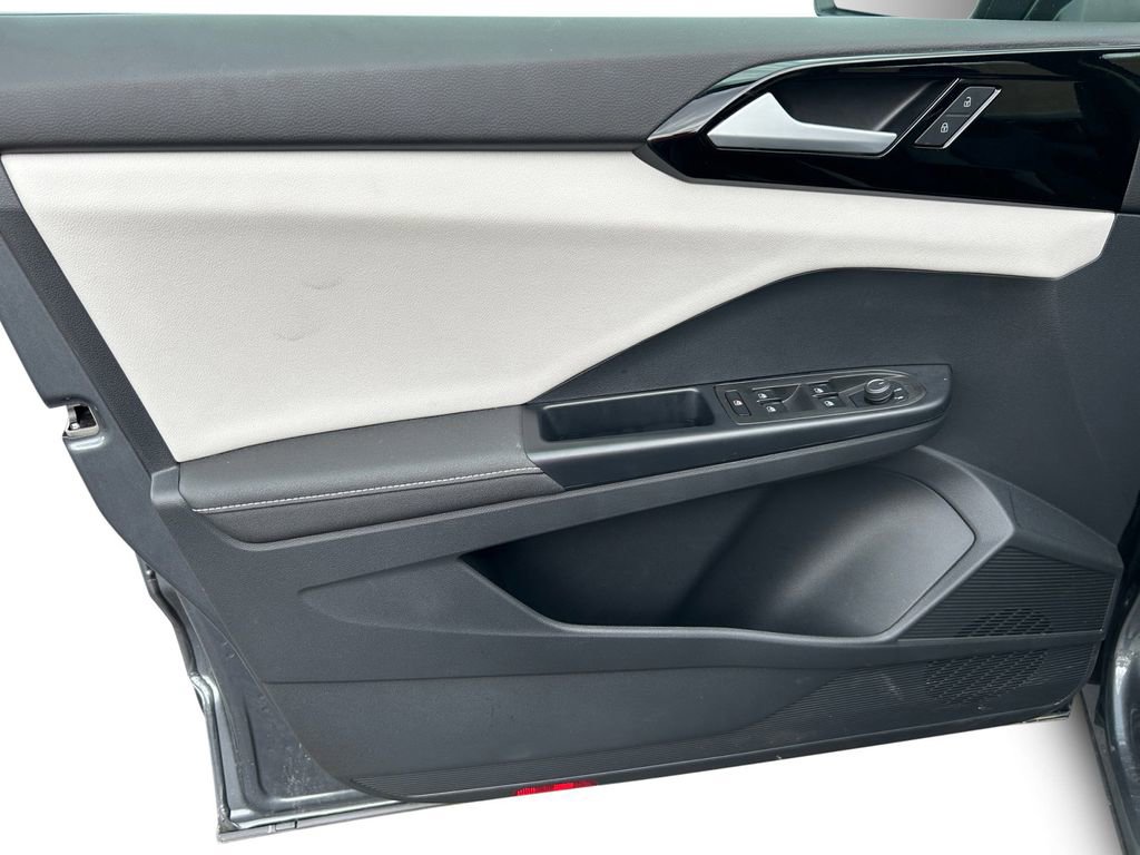 Certified 2025 Volkswagen Taos S image 22