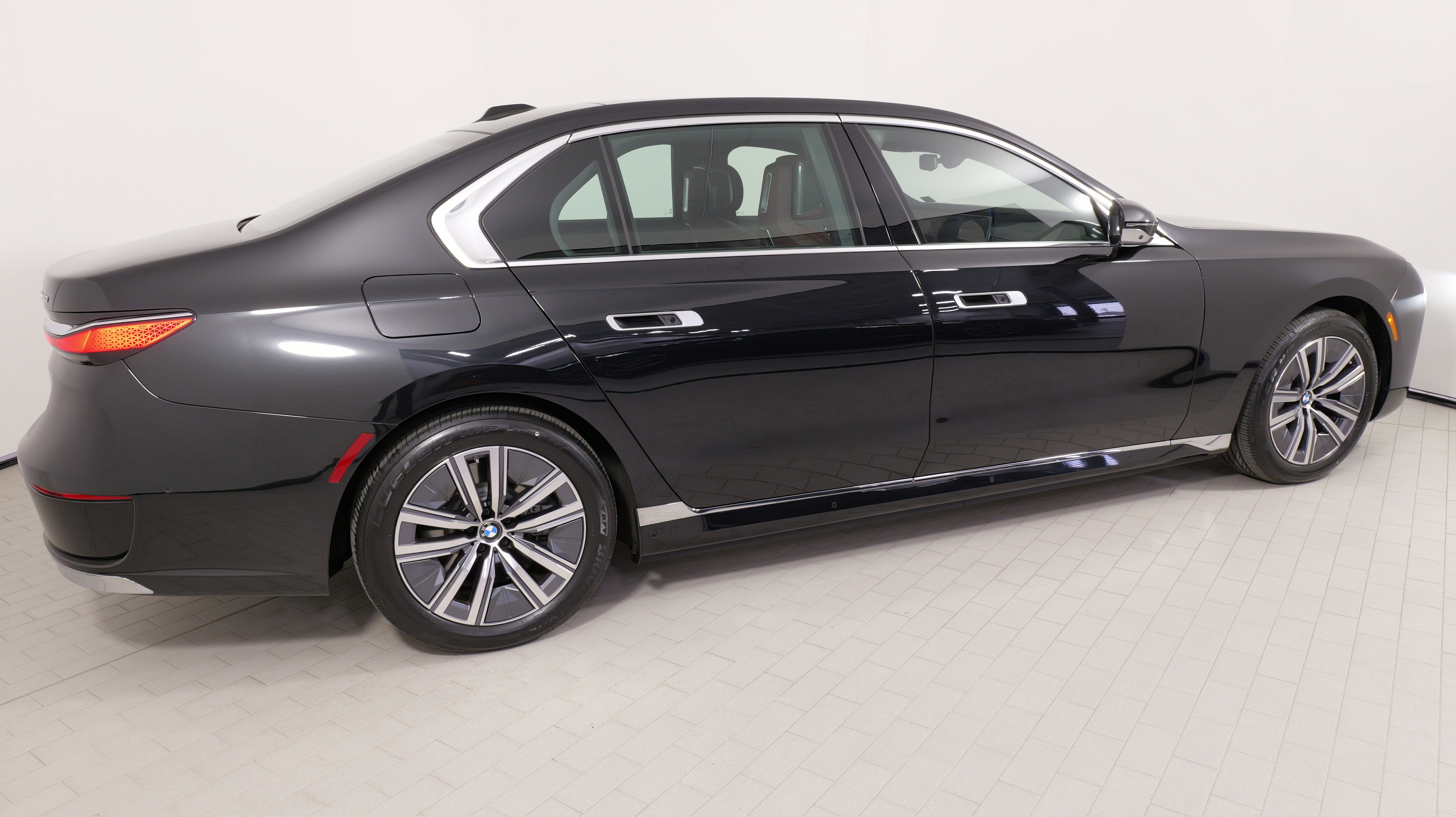Used 2024 BMW i7 xDrive60 w/ Executive Package AWD/4WD image 8