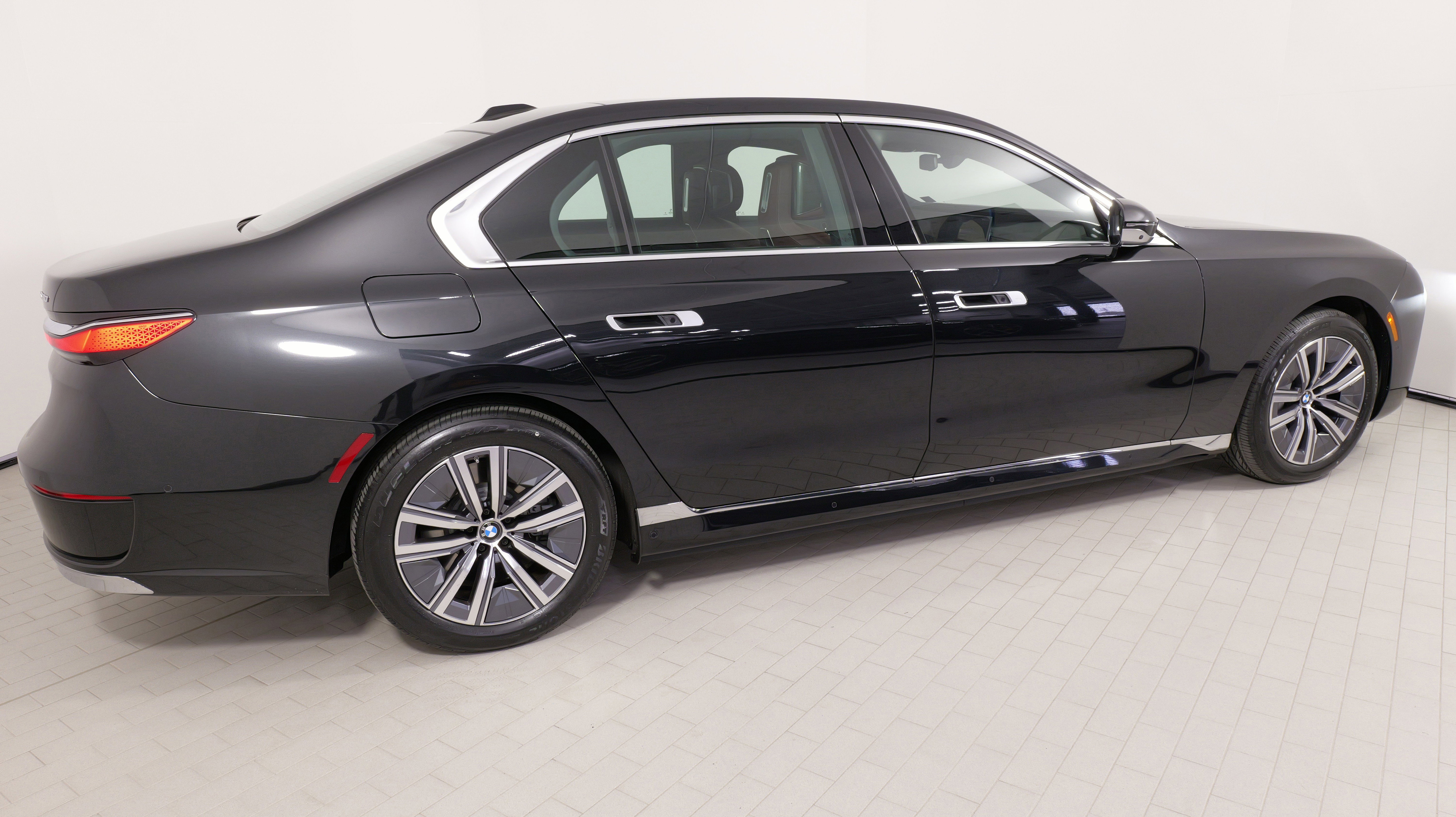 Used 2024 BMW i7 xDrive60 w/ Executive Package image 8