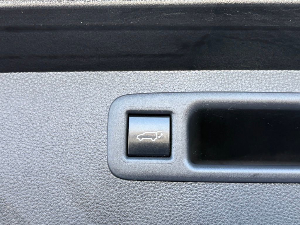 Used 2023 Toyota Highlander XLE image 16