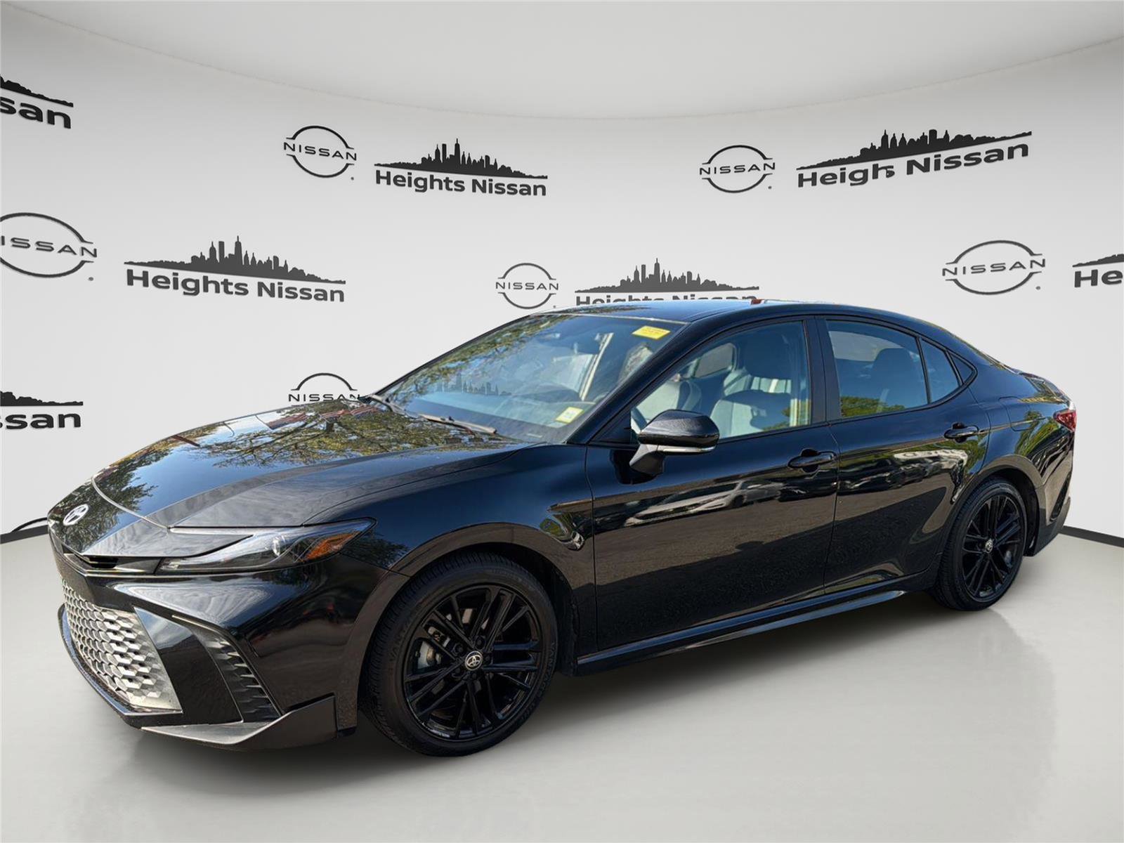 Used 2025 Toyota Camry SE FWD image 1