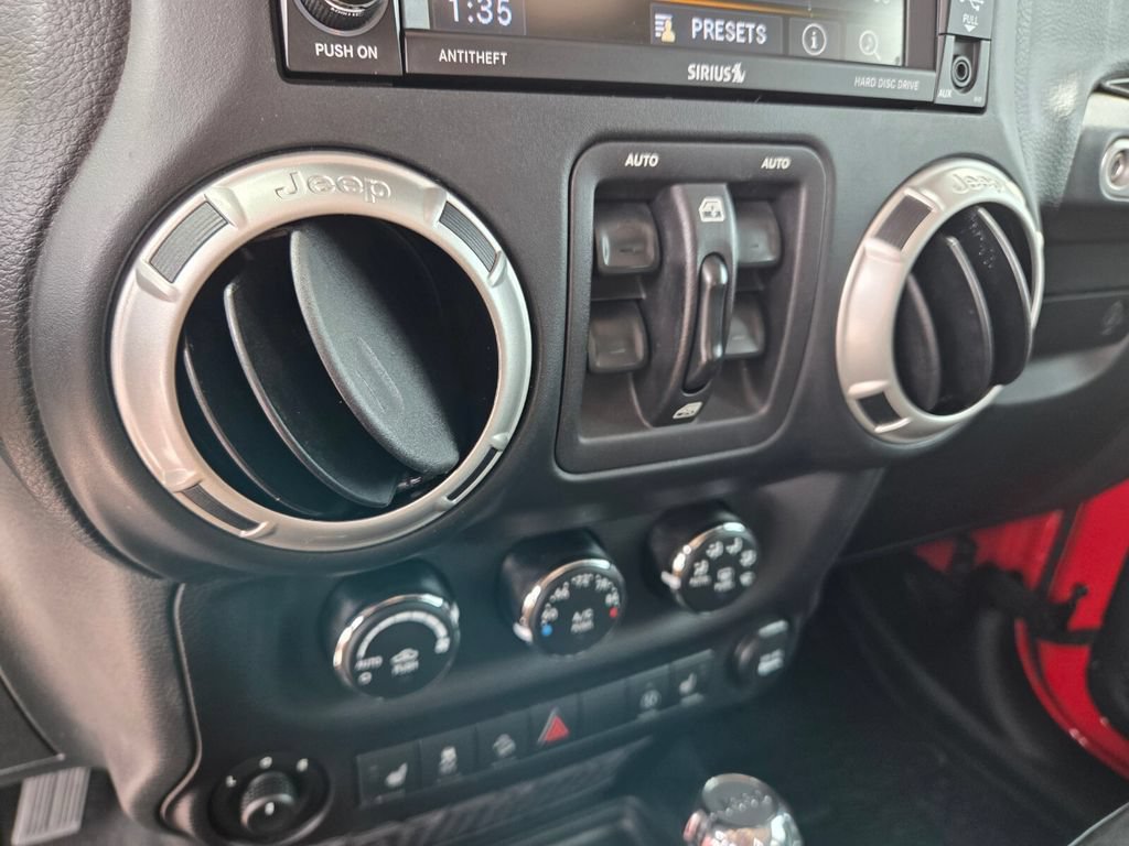 Used 2018 Jeep Wrangler Unlimited Sahara w/ Connectivity Group AWD/4WD image 25