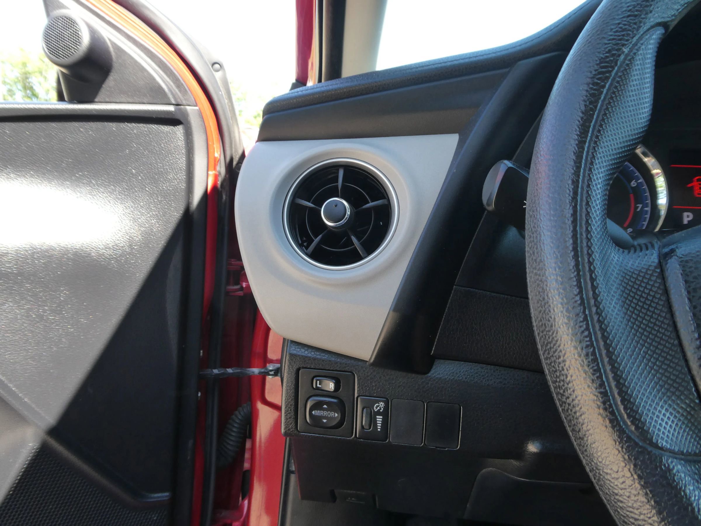 Used 2017 Toyota Corolla LE FWD image 15