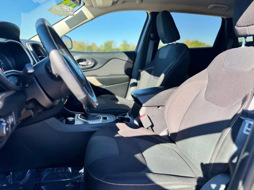 Used 2017 Jeep Cherokee Latitude w/ Cold Weather Group image 10