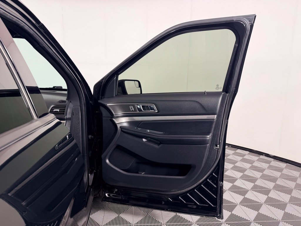 Used 2018 Ford Explorer XLT FWD image 36