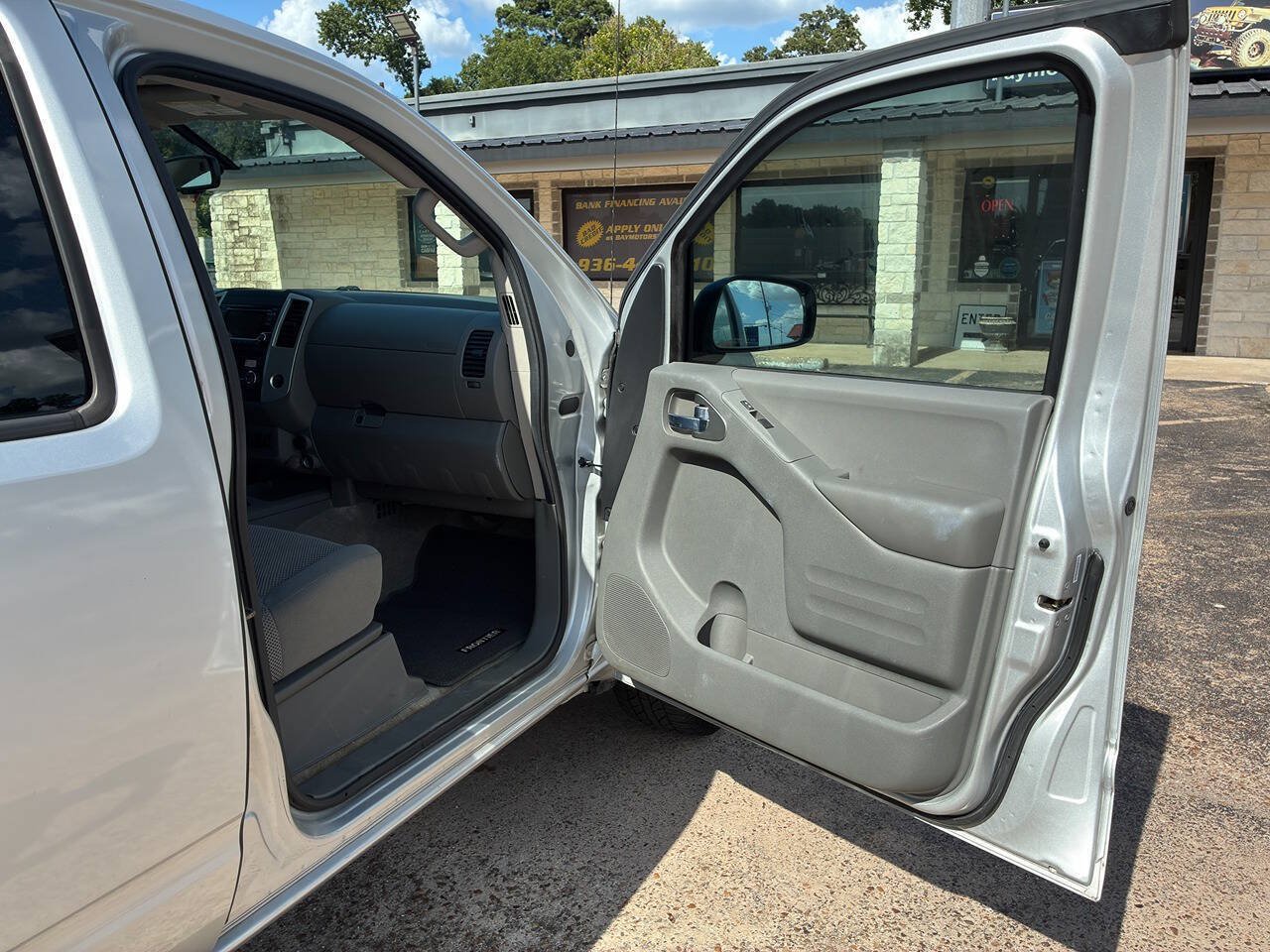 Used 2015 Nissan Frontier SV w/ SV Value Truck Package RWD image 31