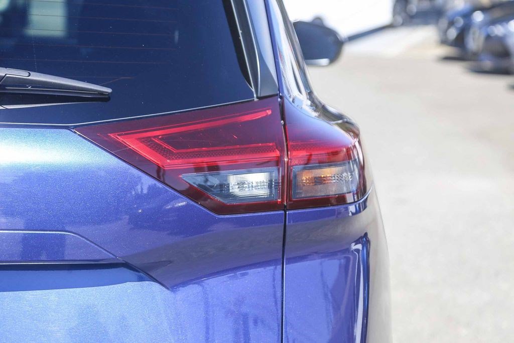Used 2023 Nissan Rogue SV FWD image 9