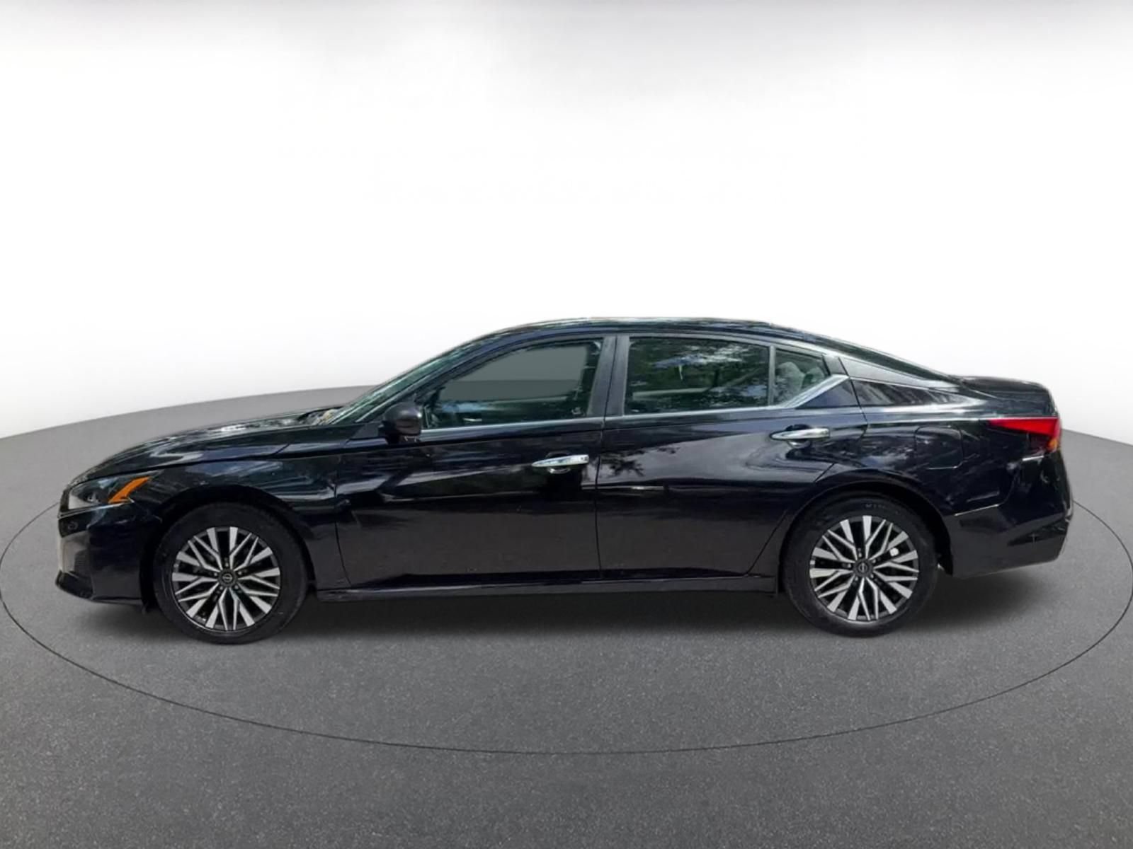 Used 2025 Nissan Altima 2.5 SV FWD image 9