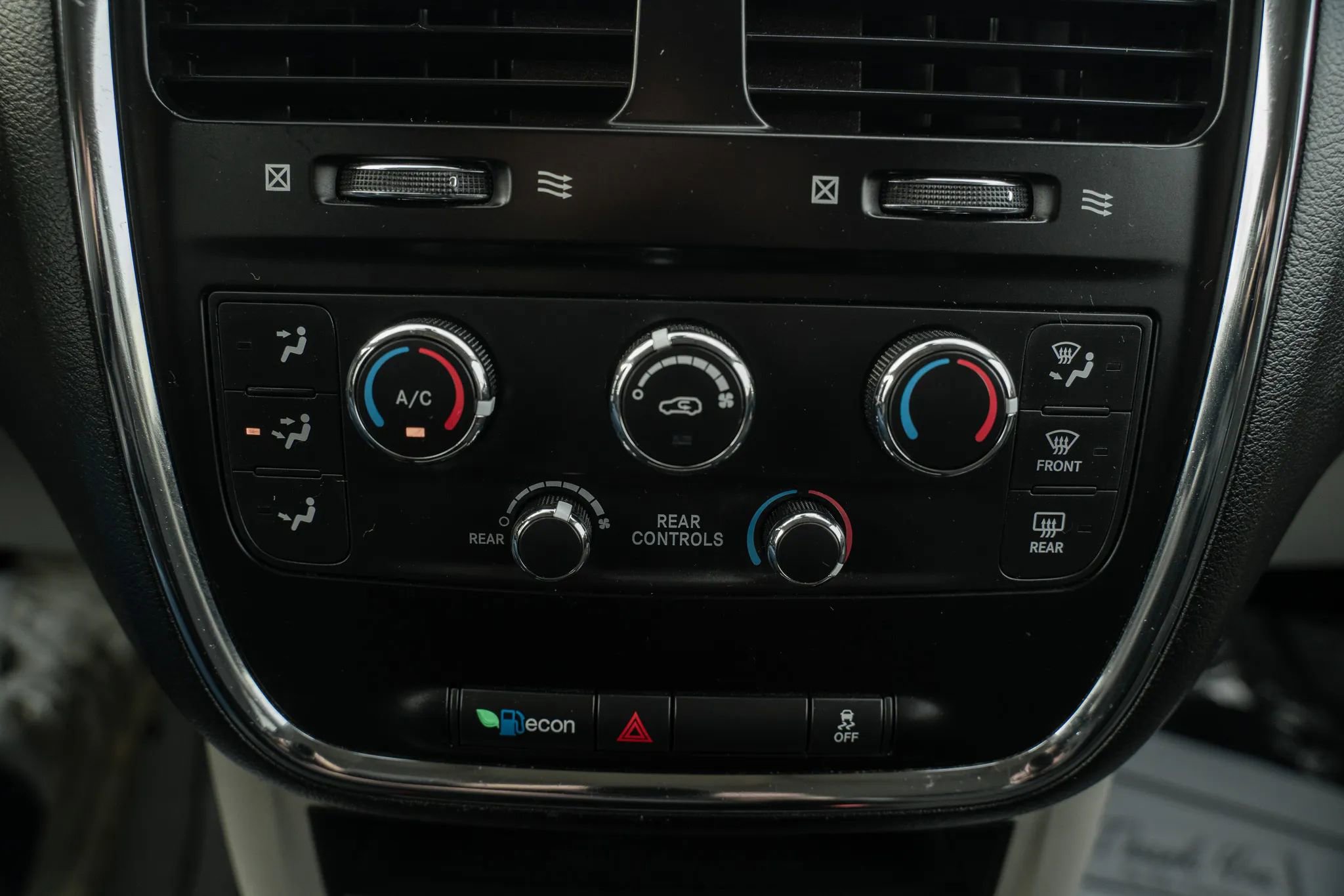 Used 2019 Dodge Grand Caravan SE w/ UConnect Hands-Free Group image 20