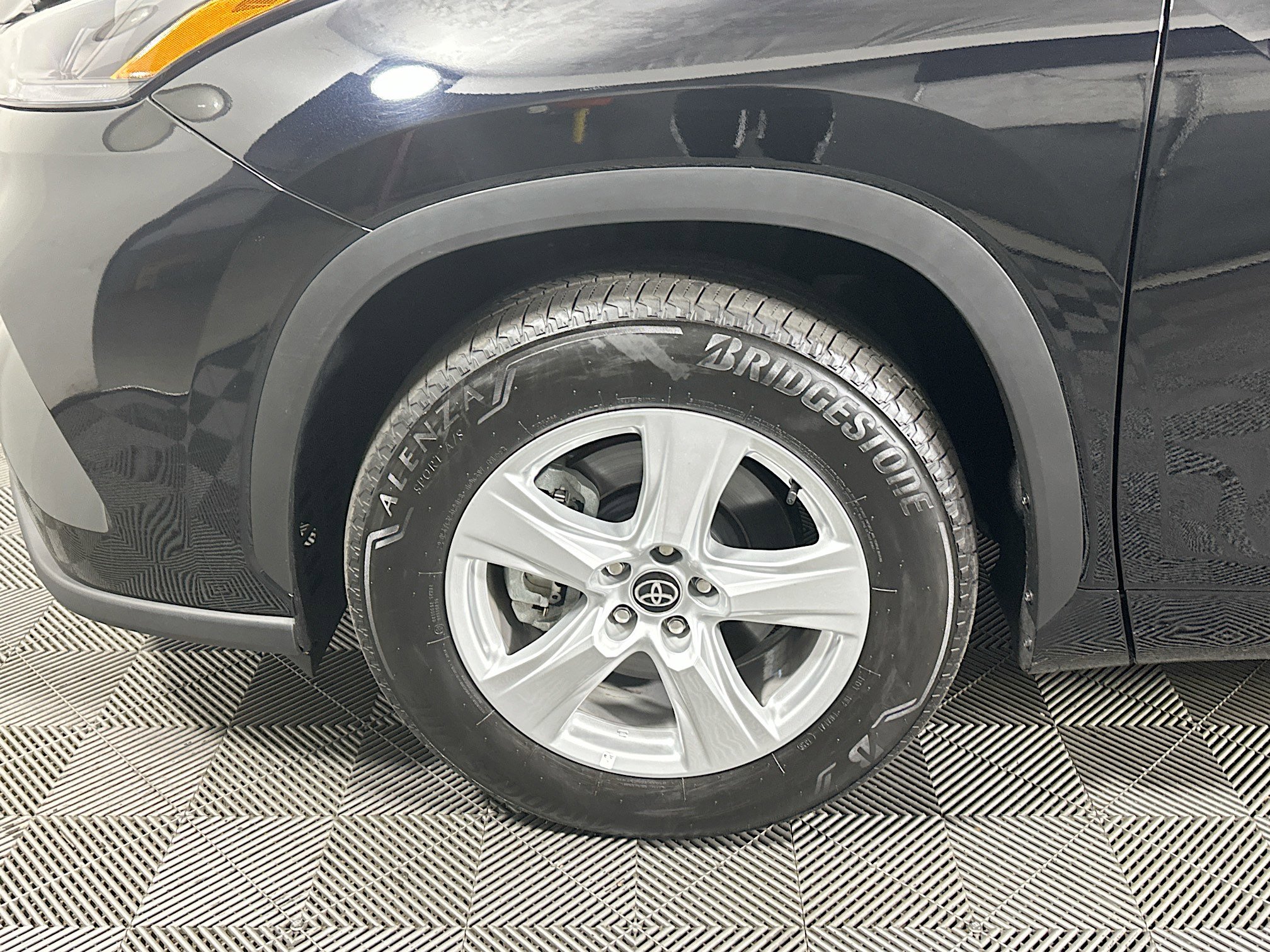 Used 2025 Toyota Highlander LE FWD image 11