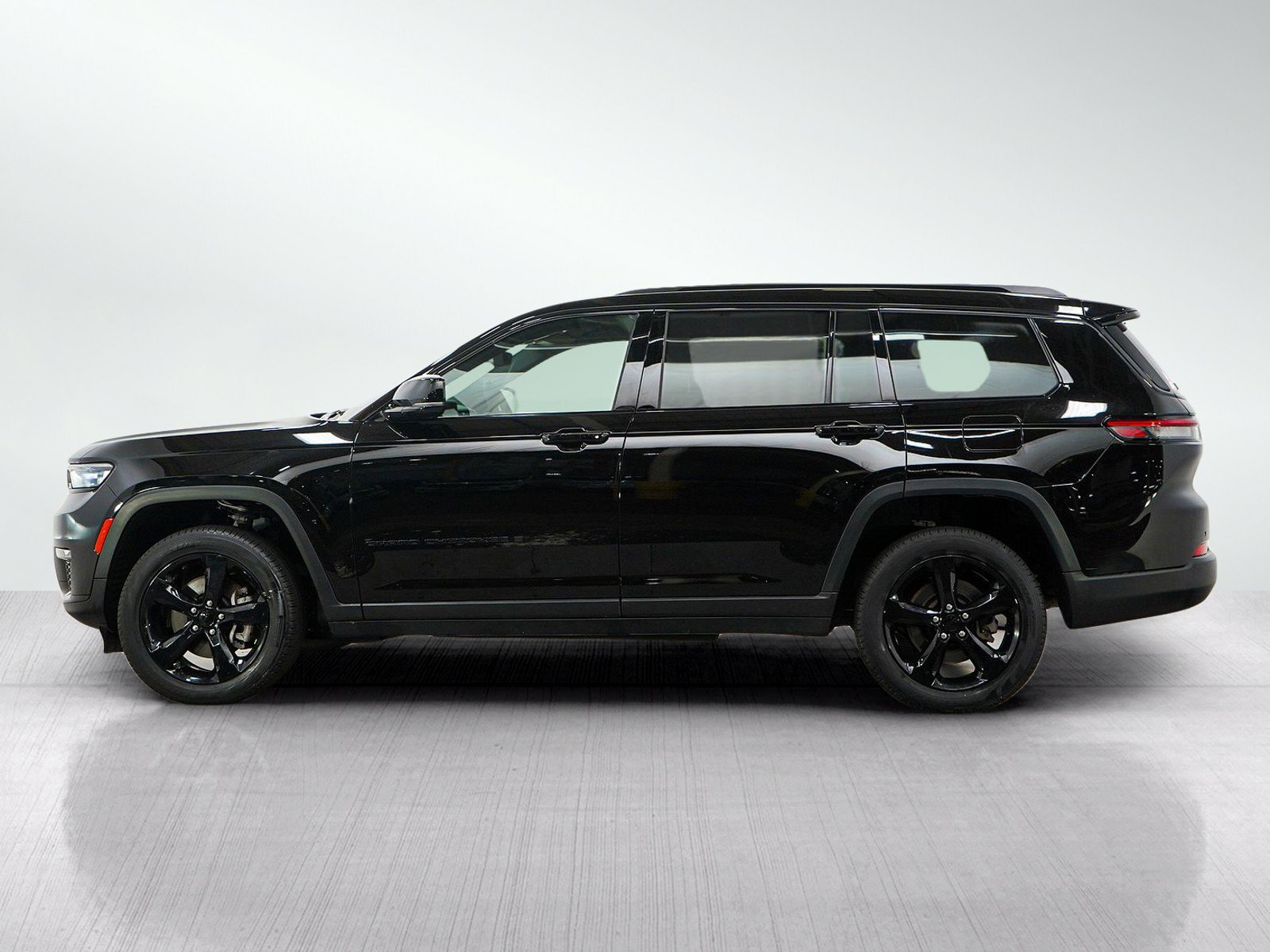 Used 2024 Jeep Grand Cherokee L Limited w/ Black Appearance Package AWD/4WD image 2