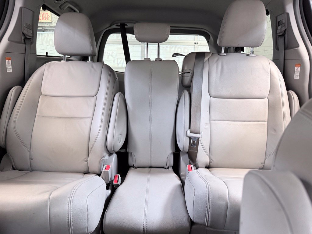 Used 2018 Toyota Sienna XLE w/ XLE Navigation Package FWD image 16