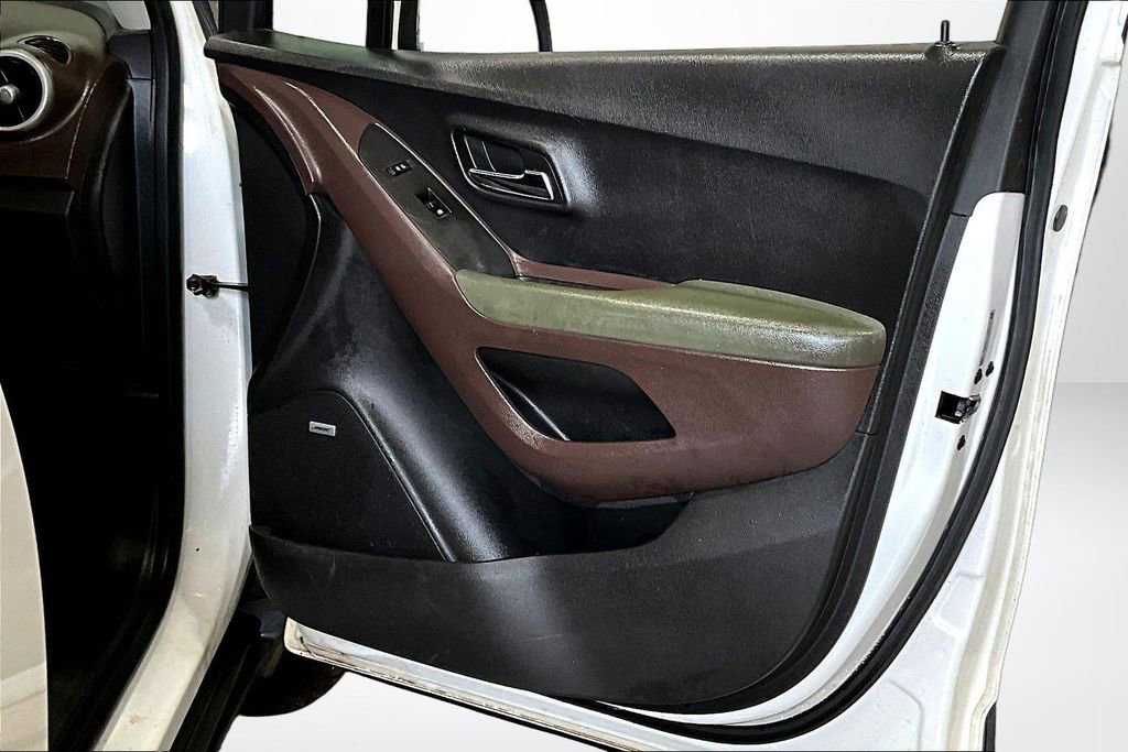 Used 2015 Chevrolet Trax LT w/ LT Sun and Sound Package image 26