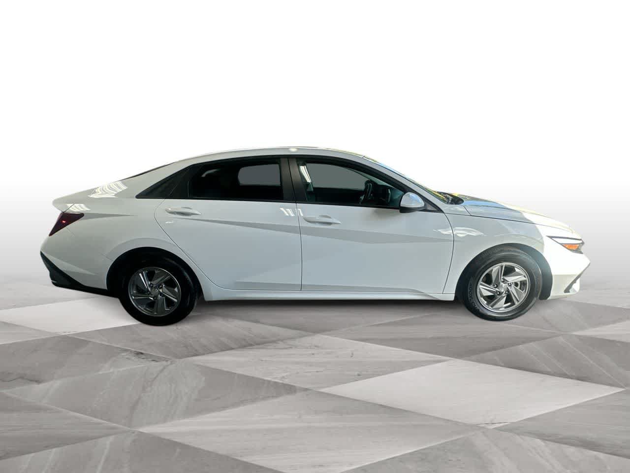 Used 2026 Hyundai Elantra SE FWD image 9