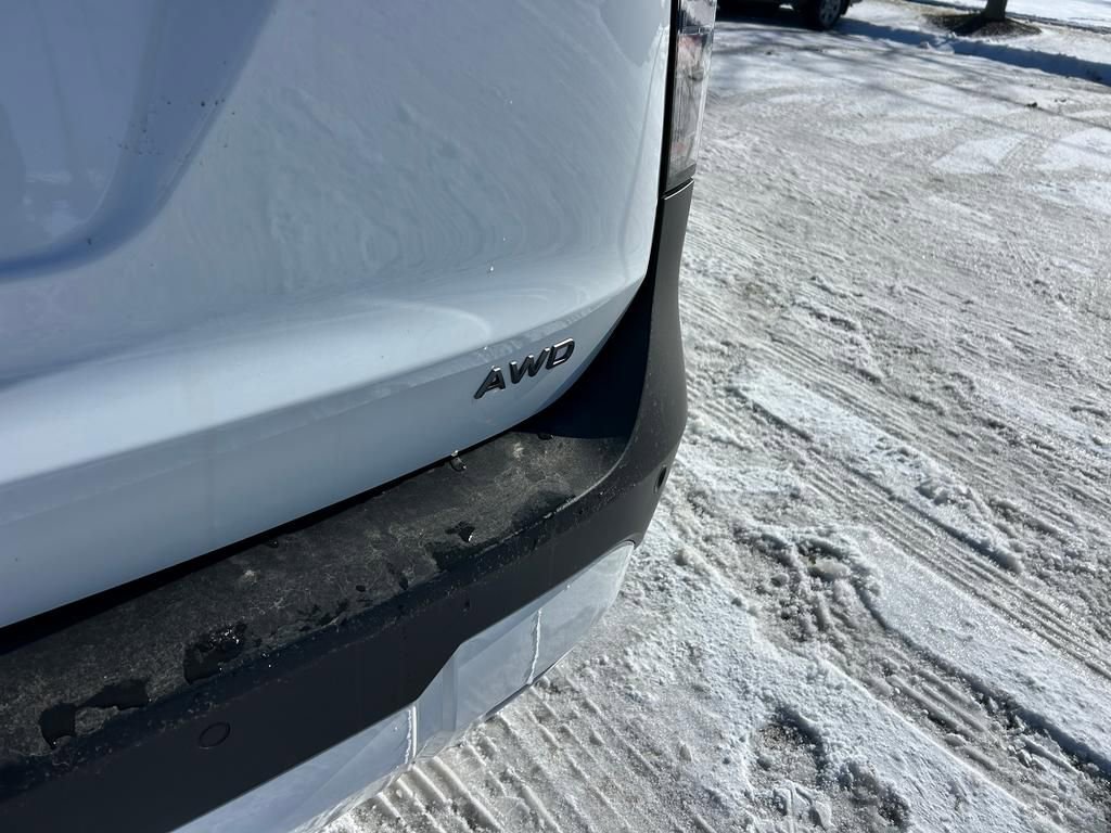 Used 2025 Nissan Kicks SV AWD/4WD image 12