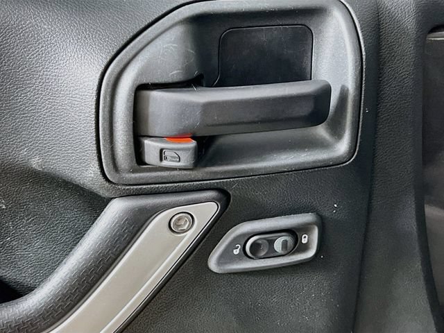 Used 2017 Jeep Wrangler Unlimited Sahara w/ Connectivity Group AWD/4WD image 9