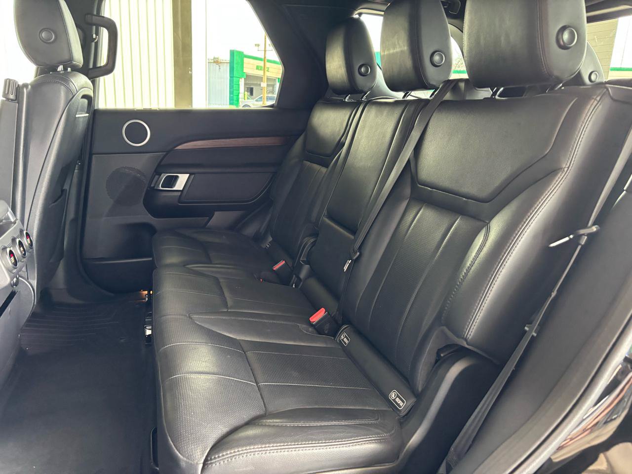Used 2017 Land Rover Discovery HSE AWD/4WD image 25