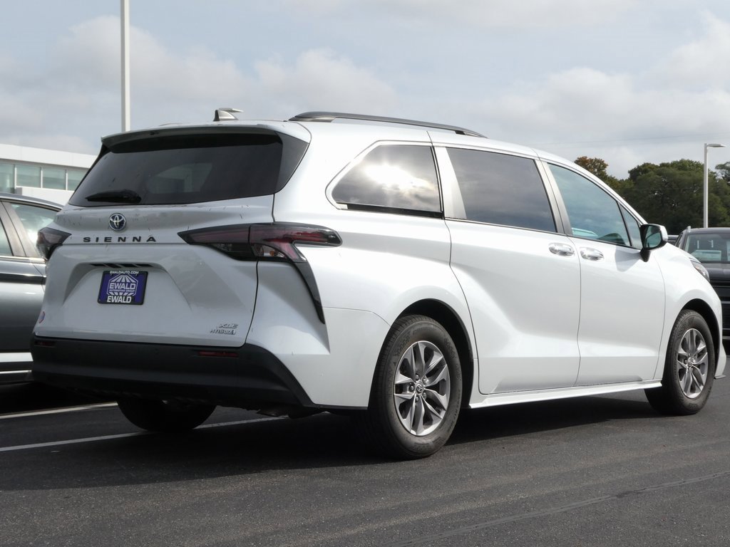 Used 2023 Toyota Sienna XLE image 3