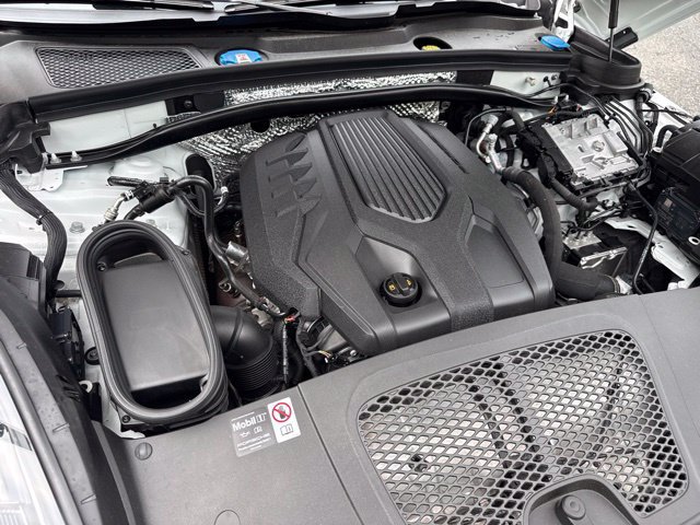 Used 2025 Porsche Macan AWD/4WD image 32
