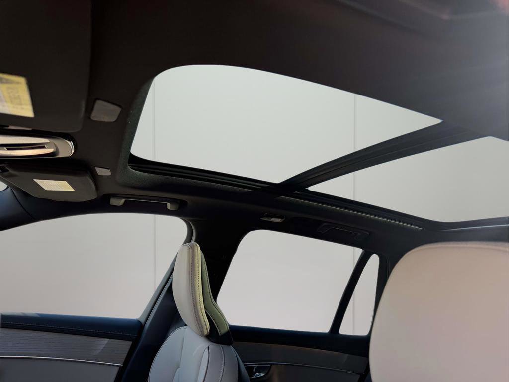 New 2026 Volvo XC90 T8 Plus w/ Protection Package Premier AWD/4WD image 18