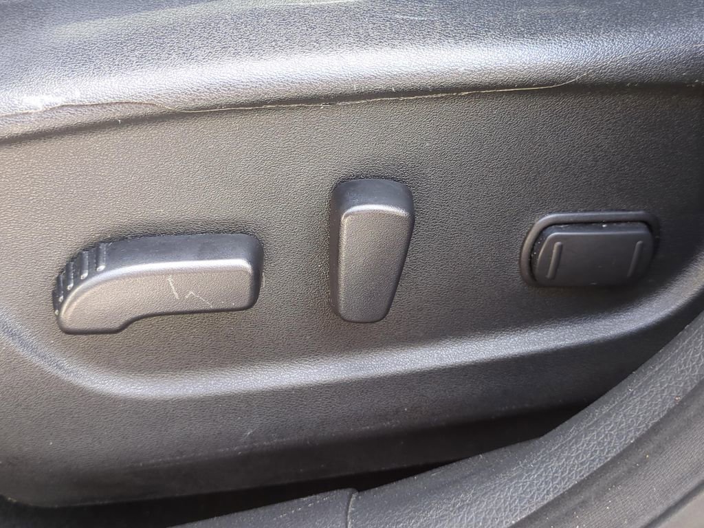 Used 2018 Nissan Rogue SV image 18