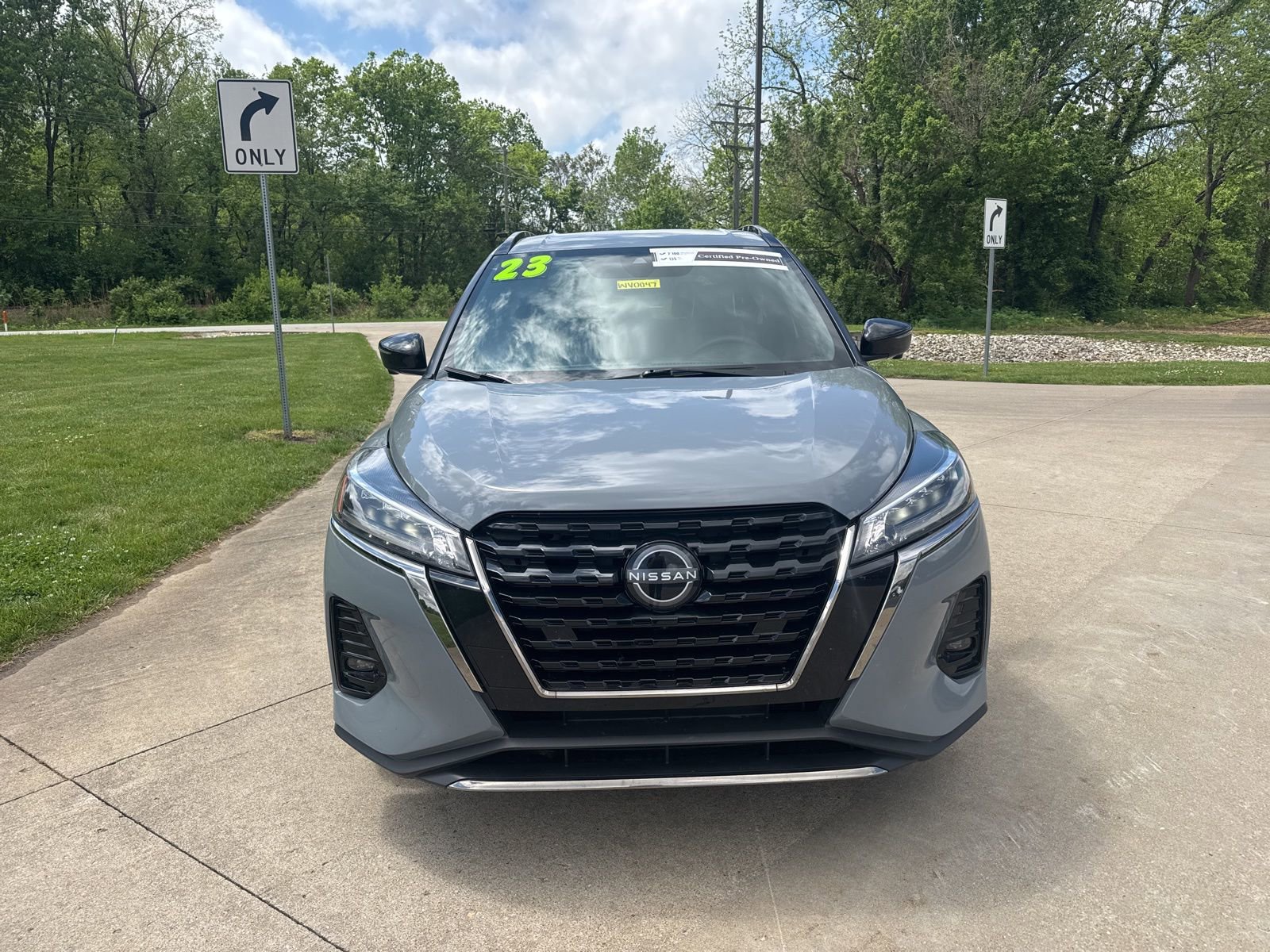 Used 2023 Nissan Kicks SR w/ SR Premium Package FWD image 2
