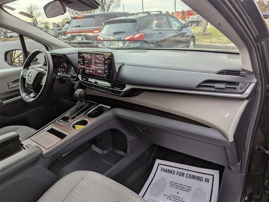 Used 2024 Toyota Sienna LE image 19