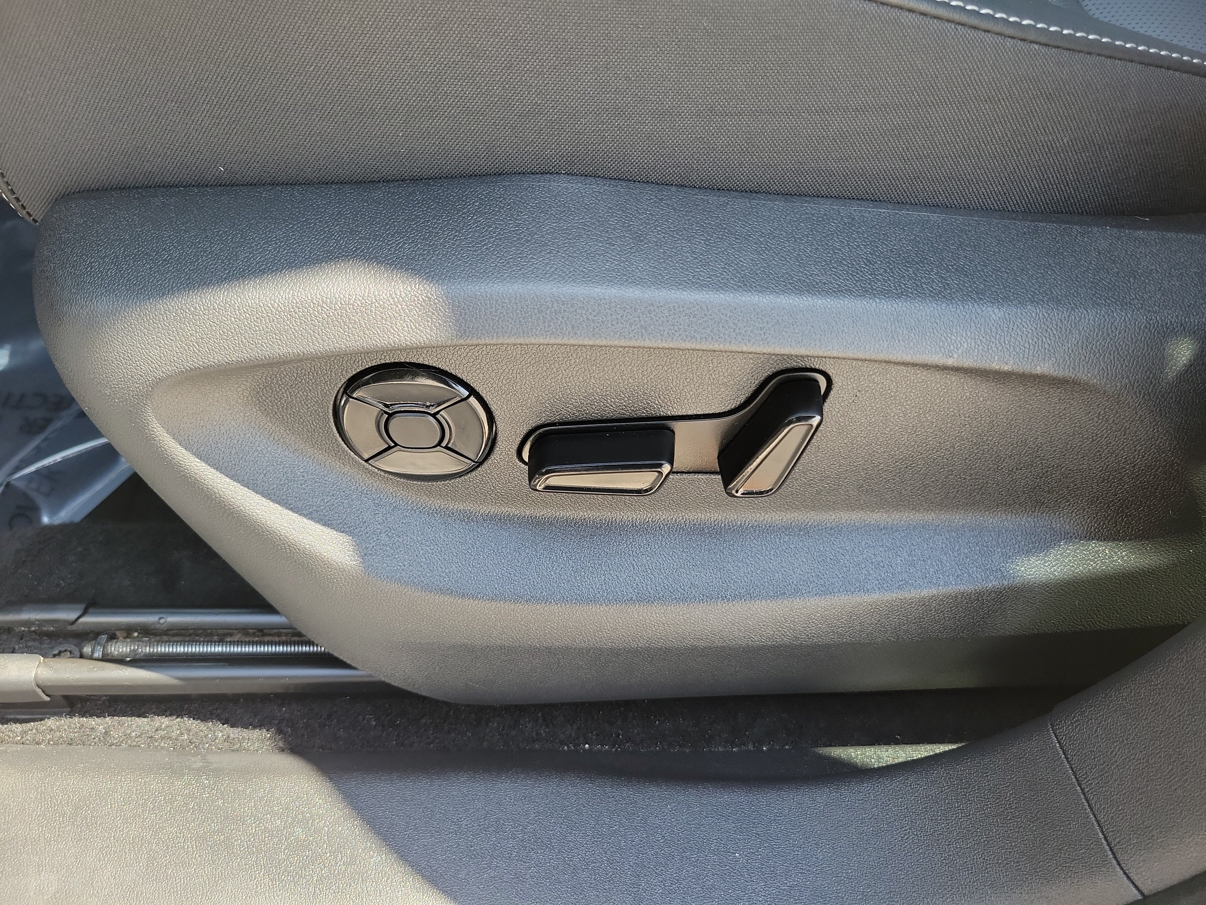 Used 2025 Volkswagen Tiguan SE FWD image 12